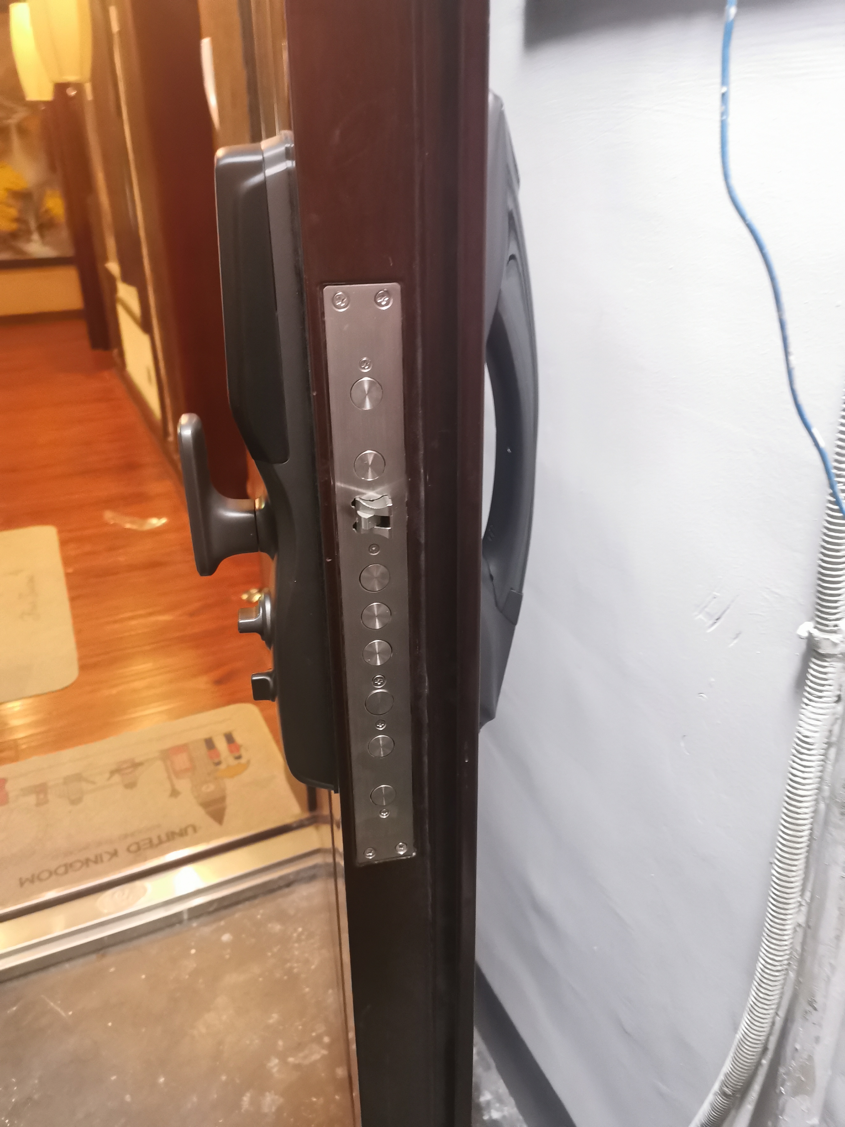 智能锁安装后侧面效果