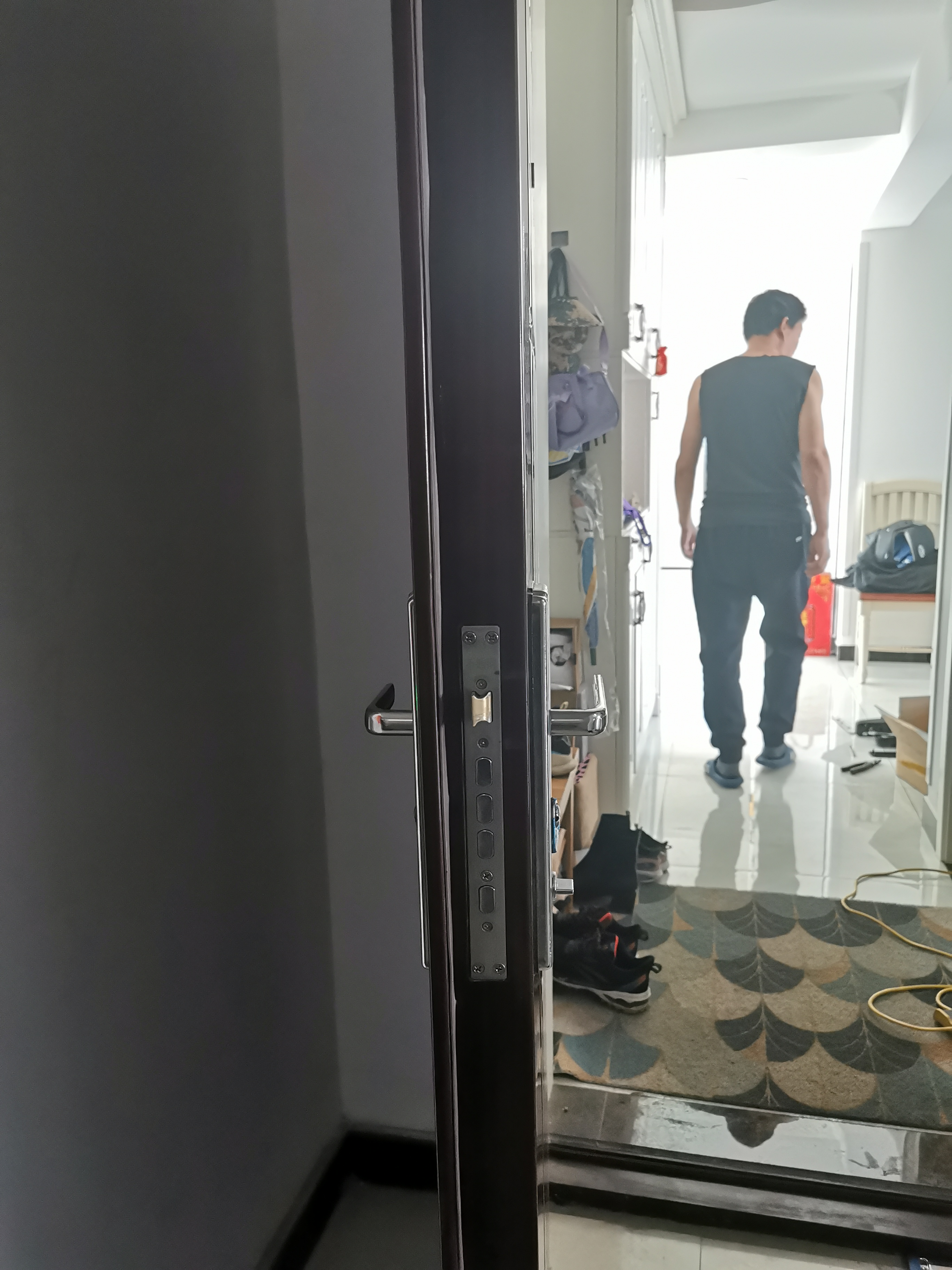 西宁骑士郡小区防盗门安装全自动智能锁案例